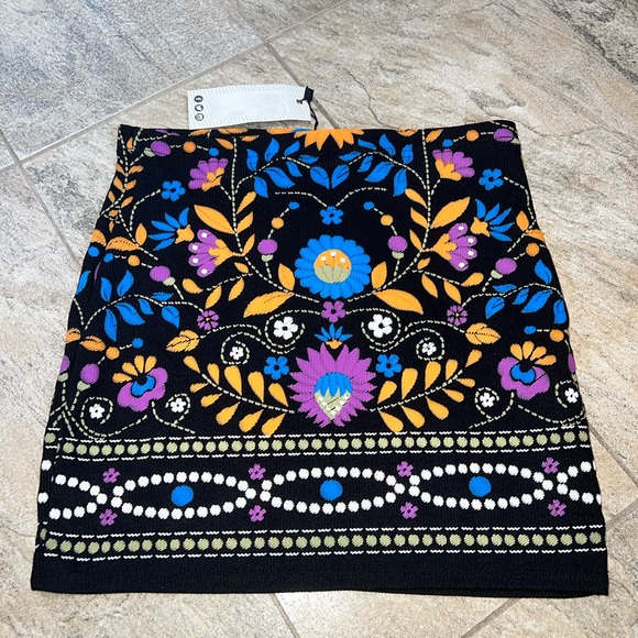 Black Floral Skirt. Size 6 - Picture 3 of 3